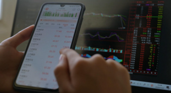 AI存储需求无止境！Sandisk(SNDK.US)发布“碾压式”